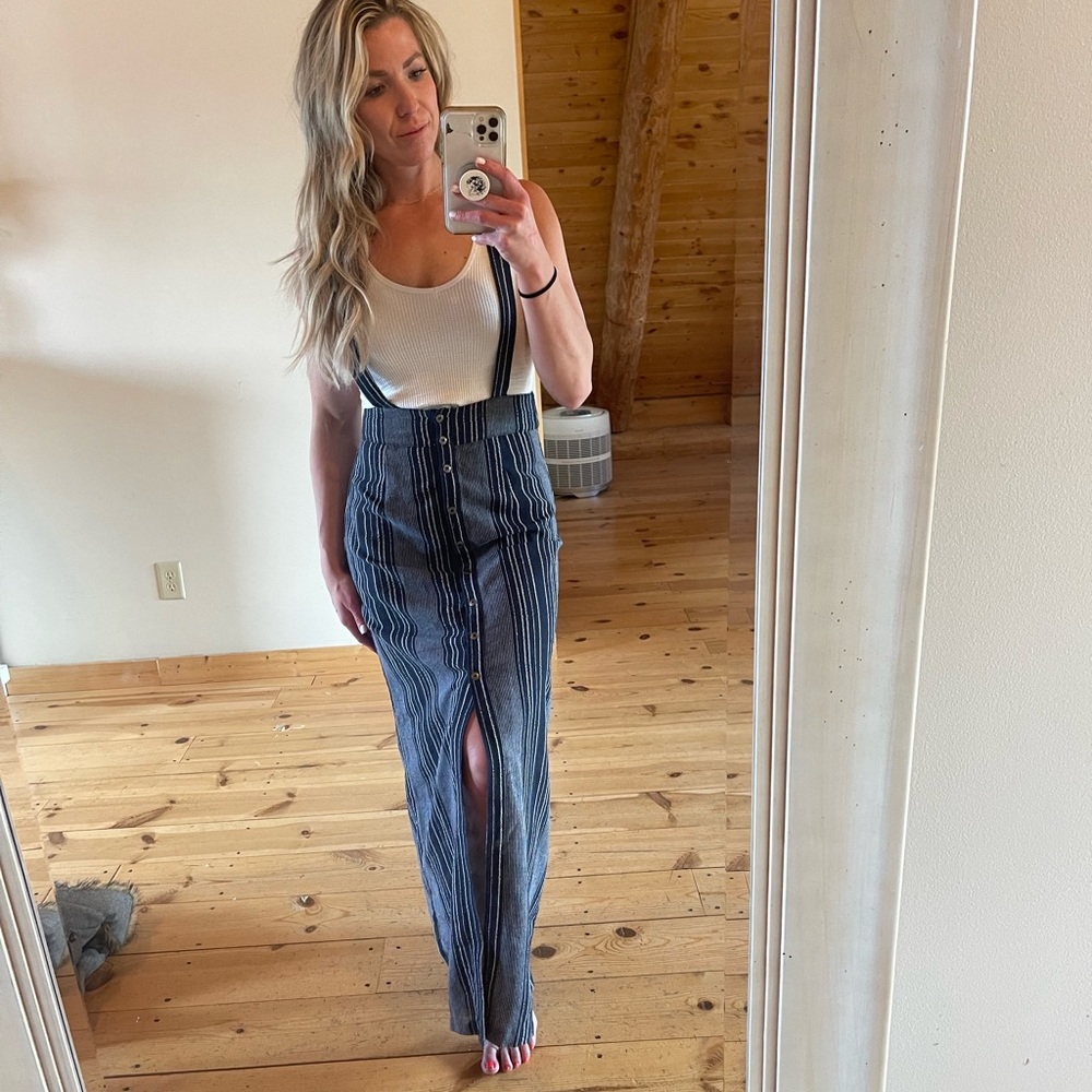 Maxi skirt w buttons + straps